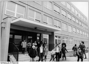 FOTO: Berlin, Marzahn, Polytechnische Oberschule 56, Eingang WIKIPEDIA