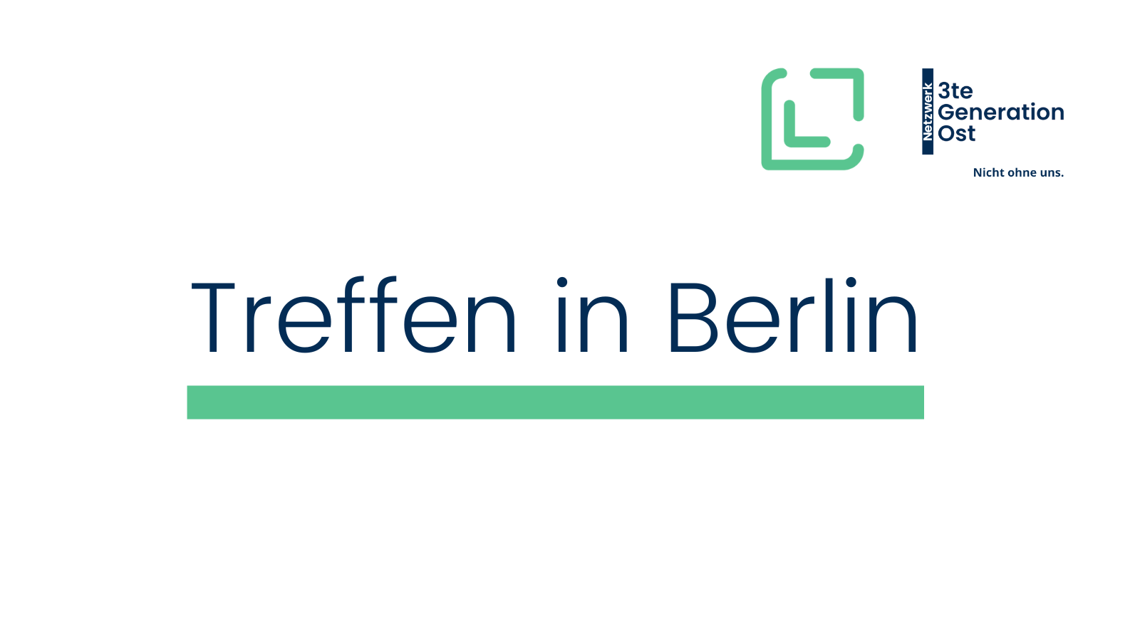 Logo der Veranstalter Legatum e.V. und Netzwerk 3te Generation Ost oben rechts. Mittig platziert in dunkelblau - Treffen in Berlin mit grünem Unterstrich